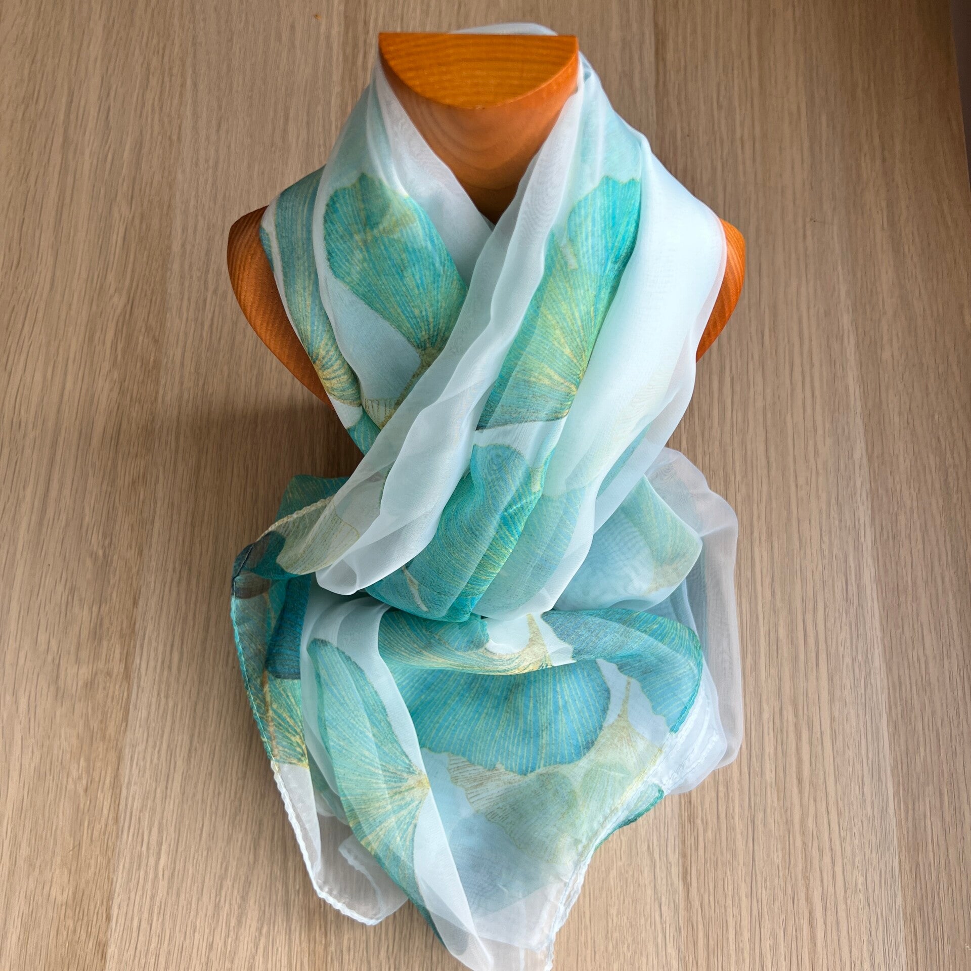 Turquoise Sjaal met gingko motief