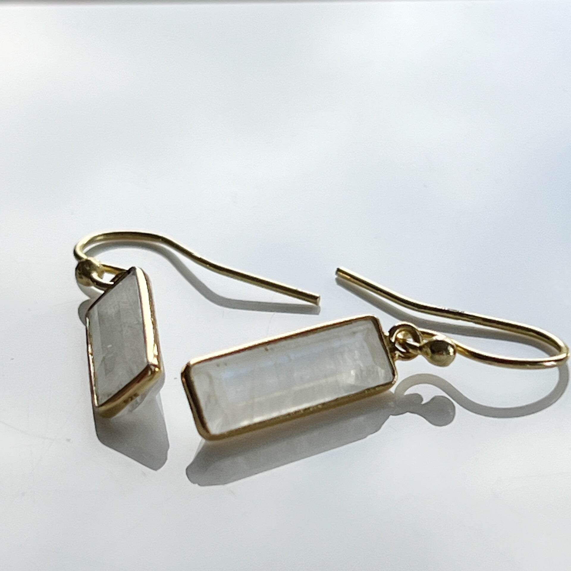 Rechthoekige Maansteen Oorbellen – Verguld