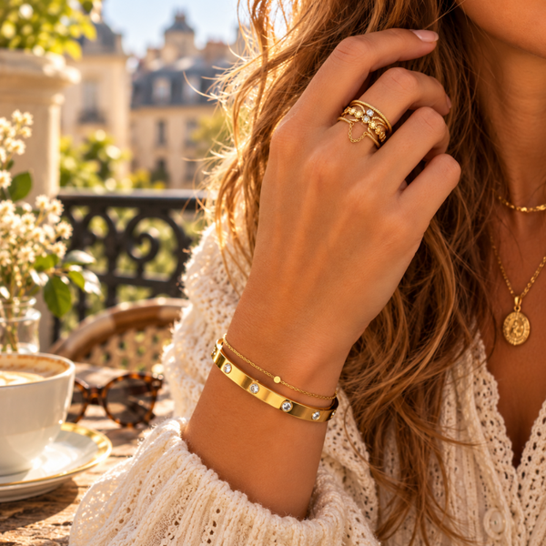 Goudkleurige ring met kettingdetail