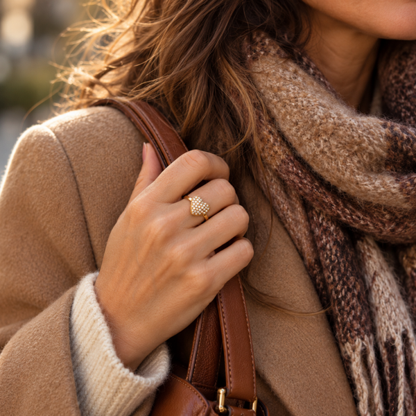 Goudkleurige ring met strasssteentjes