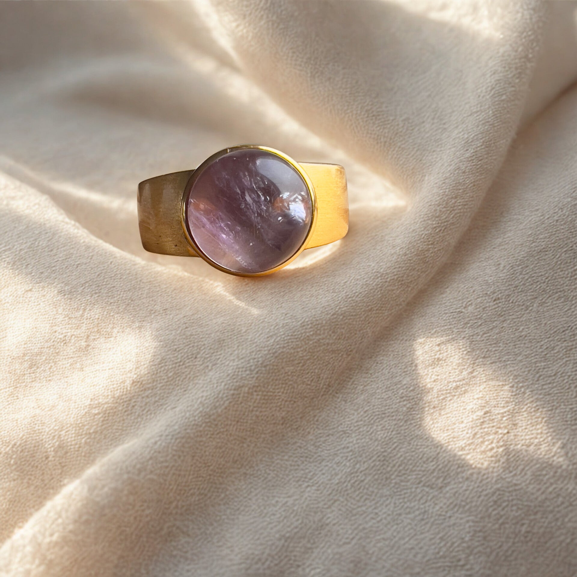 Vergulde zilveren ring met amethist cabochon - maat 17,2