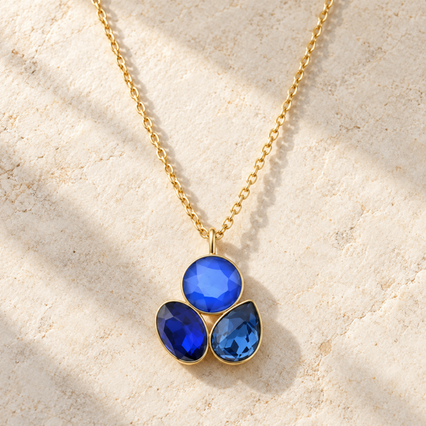 Goudkleurige ketting met drie blauwe stenen
