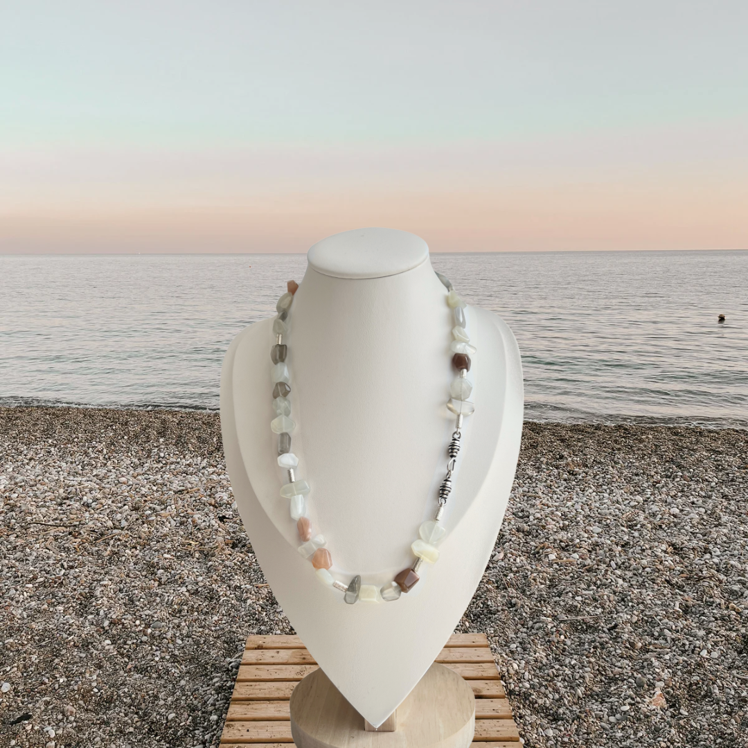 Collier met natuurlijke maansteen
