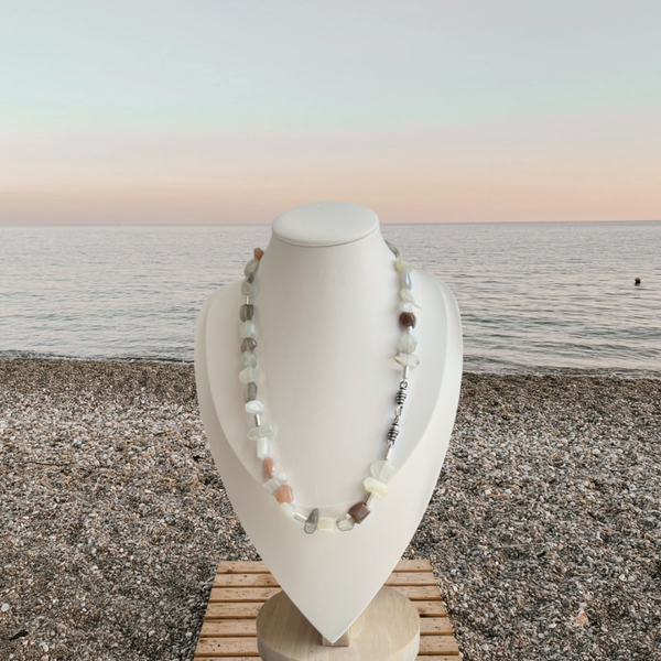Collier met natuurlijke maansteen