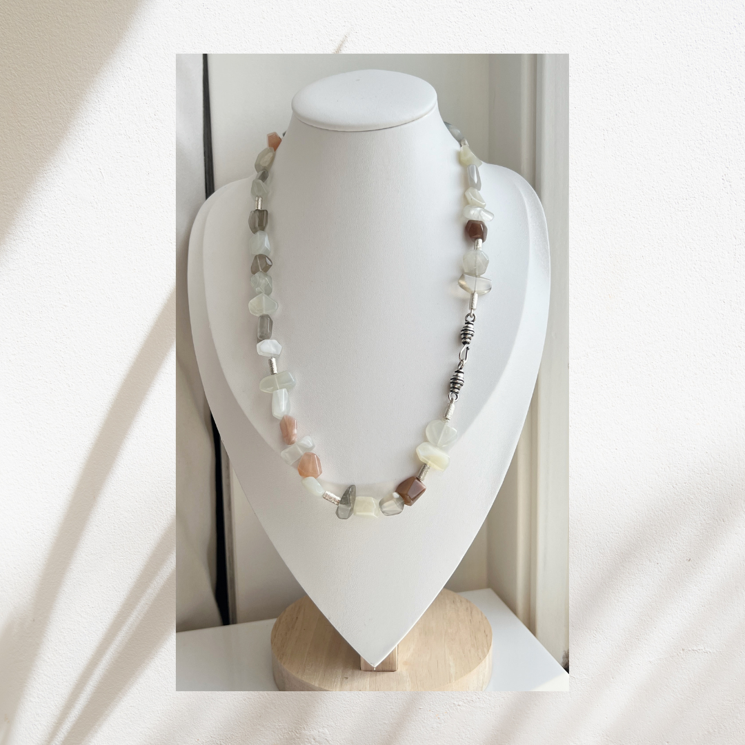 Collier met natuurlijke maansteen