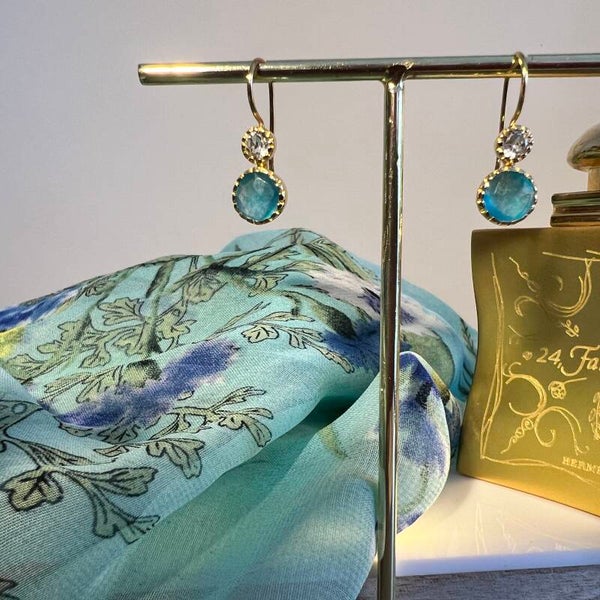Goldplated oorbellen met turkoois gekleurd kwarts en blauwe topaas