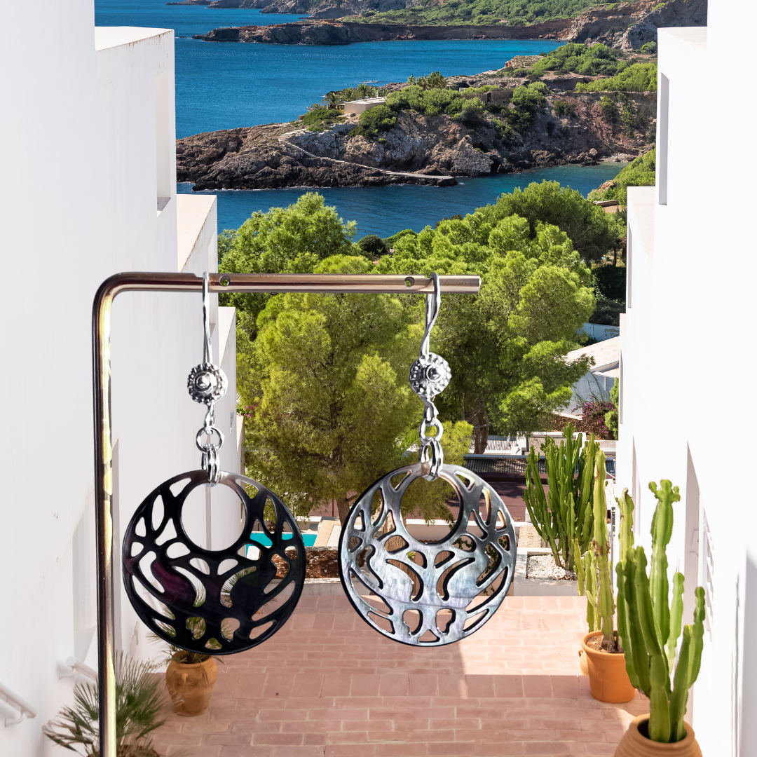 Grafische parelmoer oorbellen