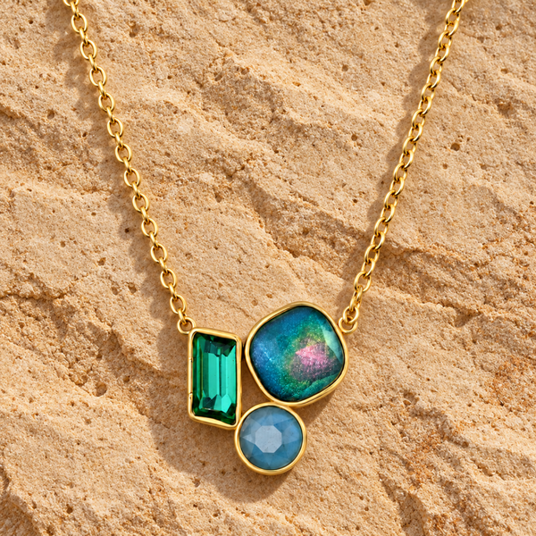 Goudkleurige ketting met blauwe en groene stenen