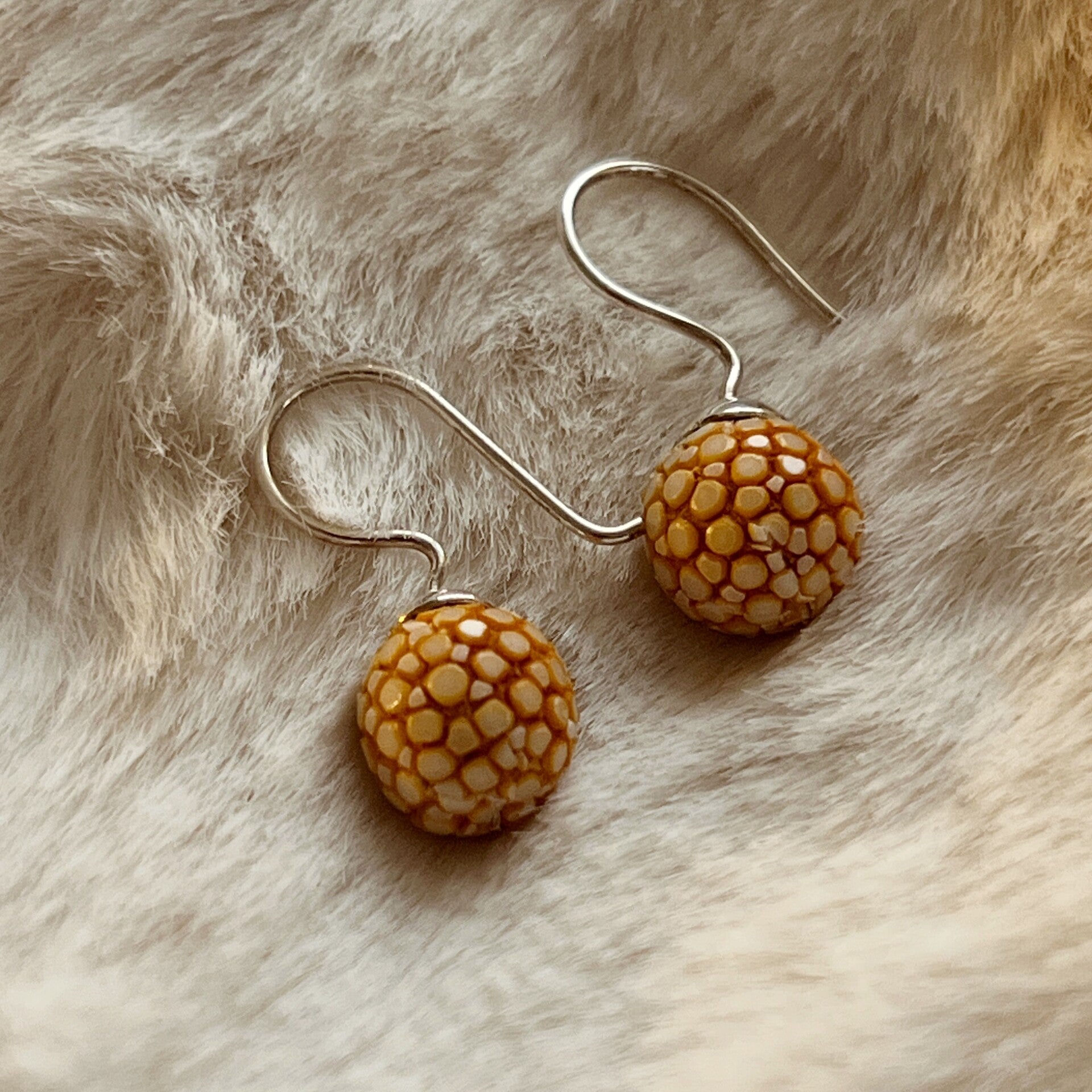 Saffron Glow – rayleather oorbellen in zilver