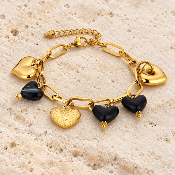 Goudkleurige armband met gouden en zwarte hartjes