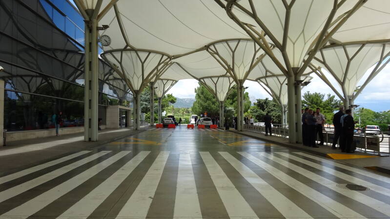 De moderne compacte luchthaven van Split is aan het uitbreiden.  Een extra startbaan kan niet, maar de faciliteiten voor de ontvangst en vertrek van de passagiers worden uitgebreid.