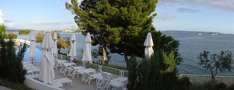 Veel plekken van de camping Belvedere kijken uit op zee. Om het zwembad zijn ligbedden te vinden.