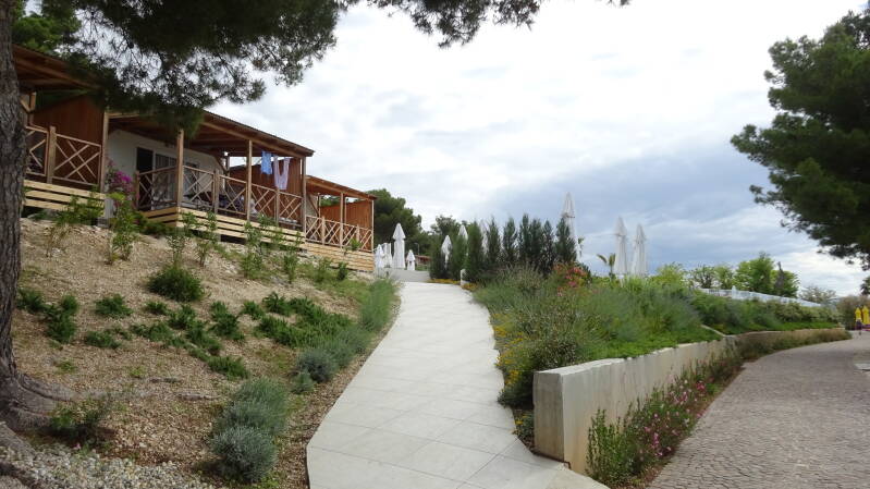 De stacaravans met direct zicht op zee (front row). 