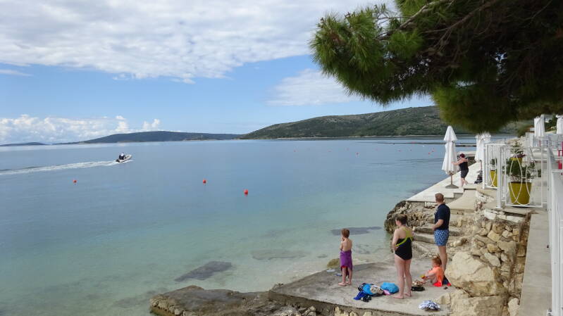 beton plateau als strand, het water is glashelder.