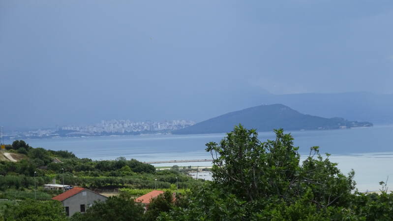 UItzicht vanaf de hoger gelegen weg op Split in de verte.