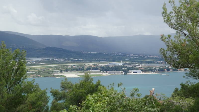 Uitzicht op de luchthaven vanaf het schiereiland bij Trogir.