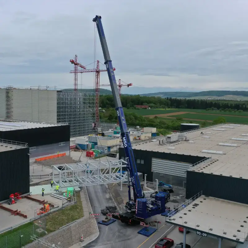 Verbindungsbrücke für das Ersatzteillager der Firma Porsche in Sachsenheim, Industriebau schlüsselfertig geplant und umgesetzt.