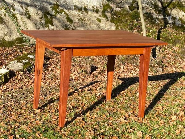 Tisch aus Birnbaumholz in Kombination mit Kirschholz