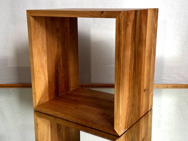 Holzwürfel aus geöltem Nussholz