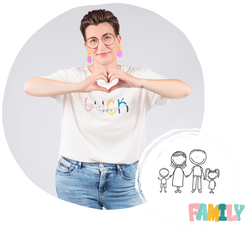 Foto von Cristina Orywal. Weißes T-Shirt mit dem Schriftzug "HappyGuck". Helle Jeans Hose. Cristina Orywal bildet mit ihren Händen ein Herz. Am unteren rechten Bildrand eine Strichmännchenfiguren-Familie mit dem Schriftzug "Family"