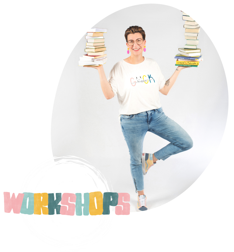Foto von Cristina Orywal. Weißes T-Shirt mit dem Schriftzug "HappyGuck". Helle Jeans Hose. Cristina Orywal steht auf einem Bein und balanciert lachend auf beiden Händen jeweils einen Bücherstapel. Am unteren linken Bildrand der Schriftzug "Workshops" 