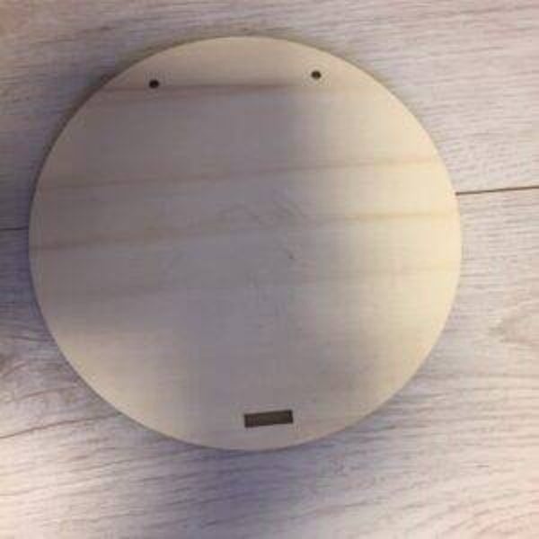 Schijf rond 20 cm met 2 ophang gaten en sleuf hout