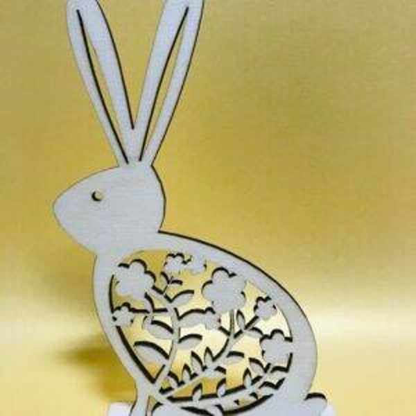 Haas op voet met bloemenmotief 9x17,5cm hout