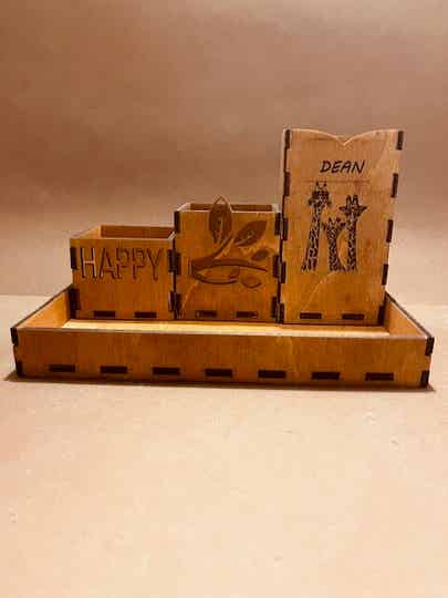 Gepersonaliseerde Pennenbak / Desk Organizer - 4-delig (naam + eigen tekening of bedrijfslogo) hout