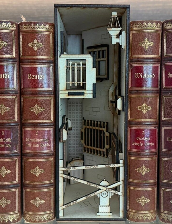 Buchstütze "Tatort Gasse"