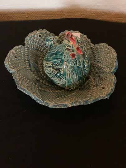 309- kippetje groen geglazuurd op nest