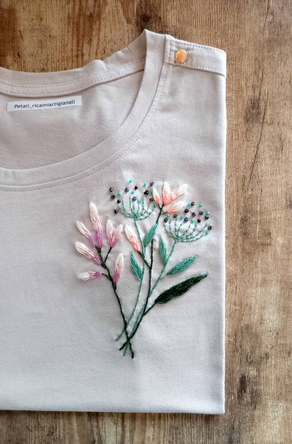 T-shirt fiori e perline