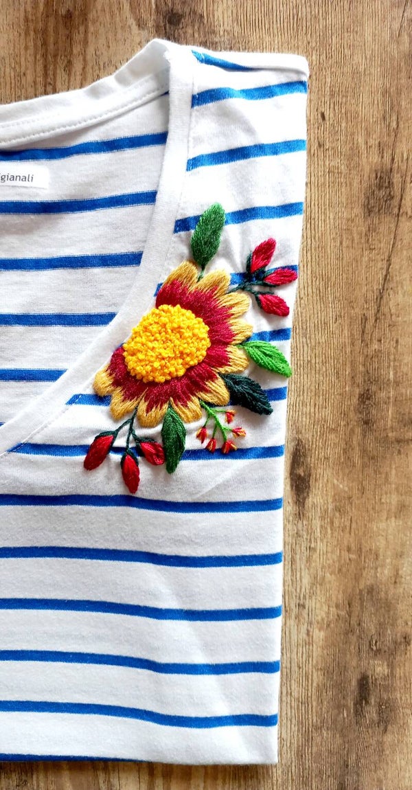 T-shirt righe ricamo floreale