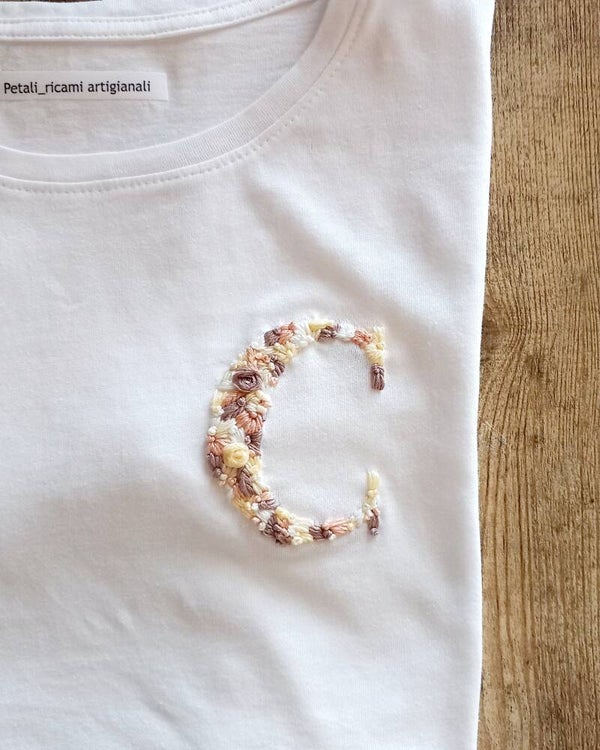 T-shirt iniziale fiorita