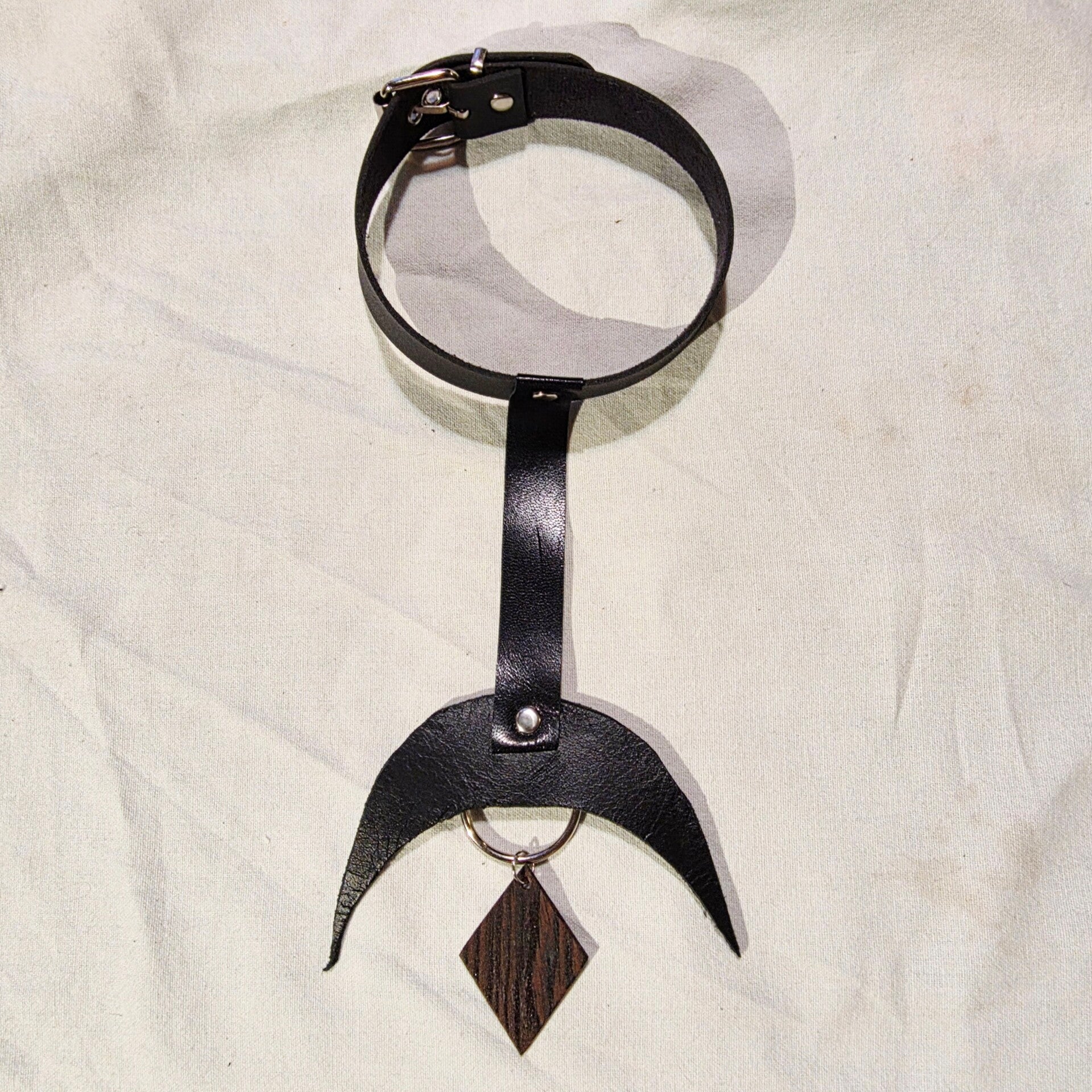 Choker cravate à demi-lune