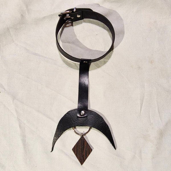 Choker cravate à demi-lune