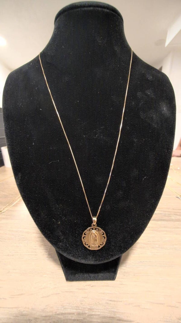 CADENA FINA ESLABON SERPENTINA CON DIJE DE LA VIRGEN DE GUADALUPE