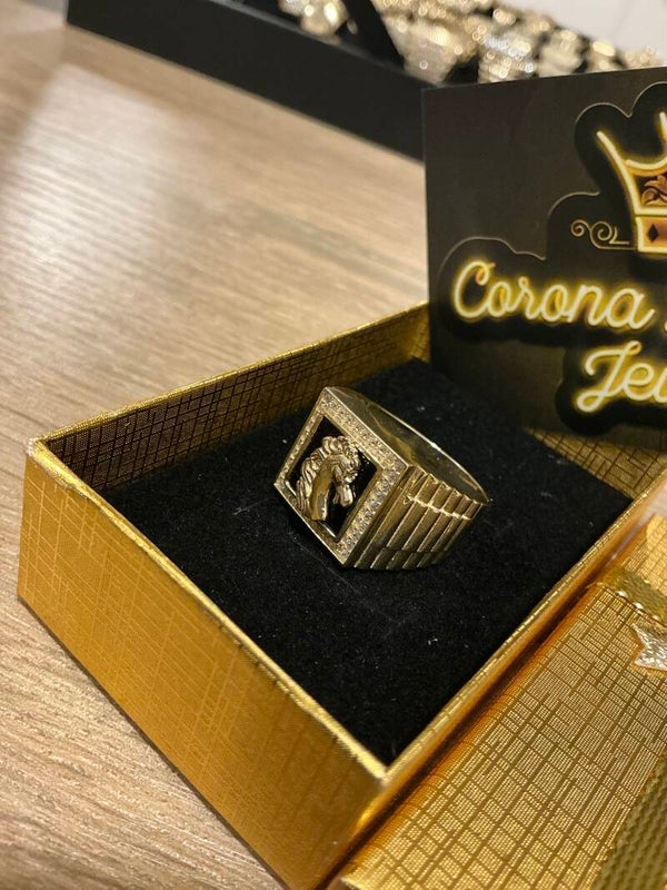 ANILLO CON ÓNIX Y CABALLO SOLIDO