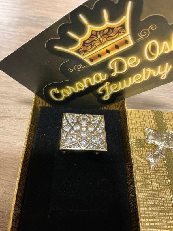 ANILLO SÓLIDO ESTILO ROCETA CUADRADA