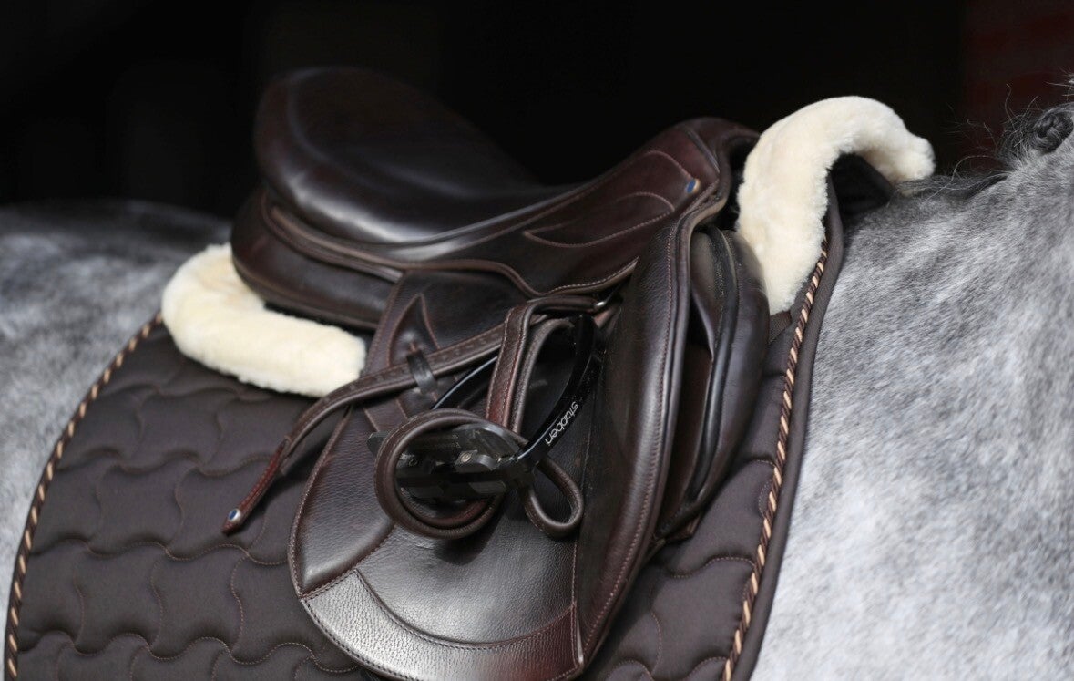 Corrigerend wollen zadelkussen imitatiebontje antislip zadelonderlegger zwart full