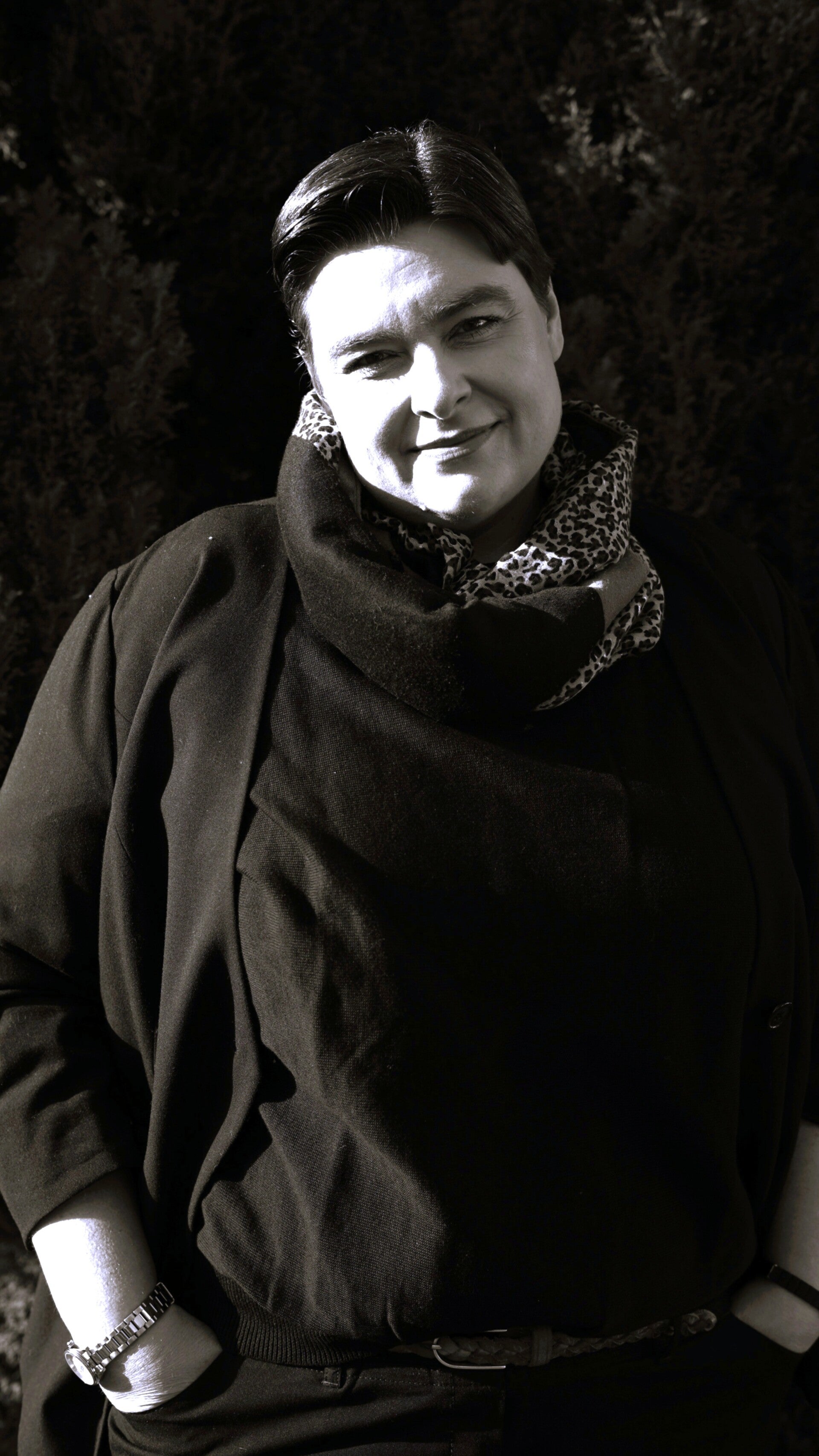 Ein Mensch hält einen Füller in der Hand und setzt an, ein weißes Papier zu beschriften.