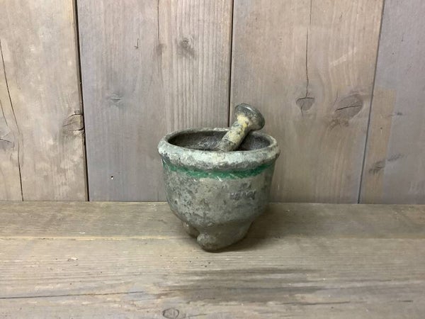 Zware ijzeren vijzel met stamper