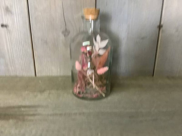 Pot met droogbloemen rose