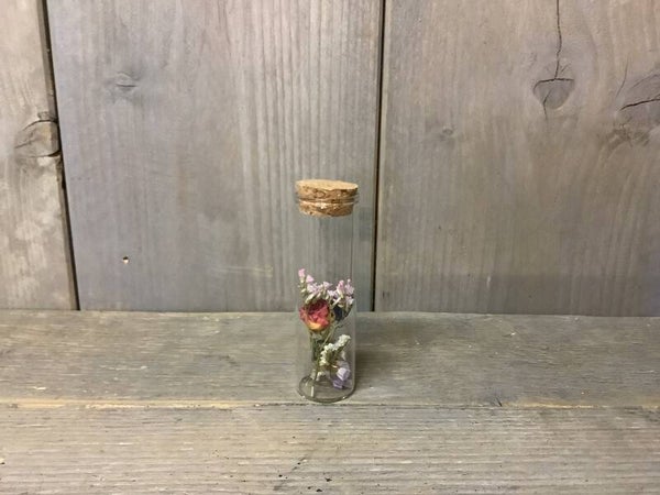 Buisje met droogbloemen