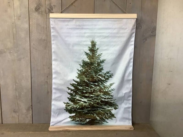 Kerstboom op fluwelen doek met lampjes