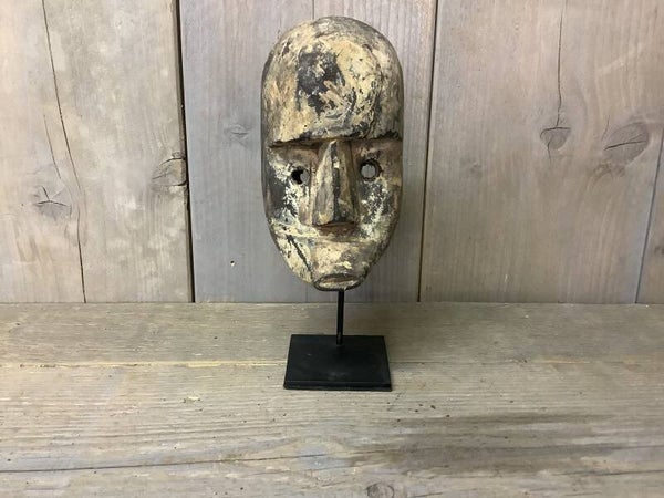 Houten figuur op standaard