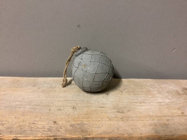 Houten kerstbal met gaas grijs klein