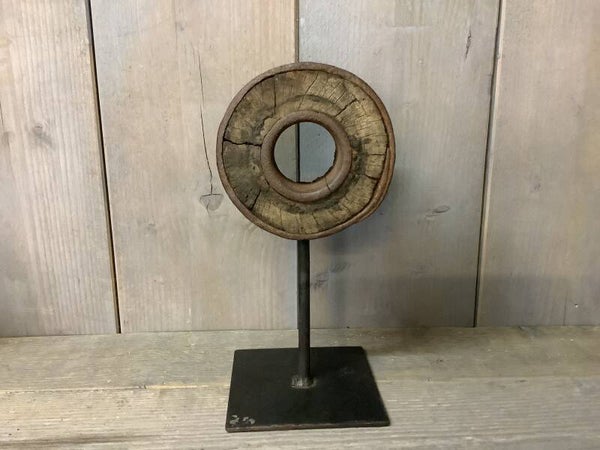 Houten katrol op voet 2