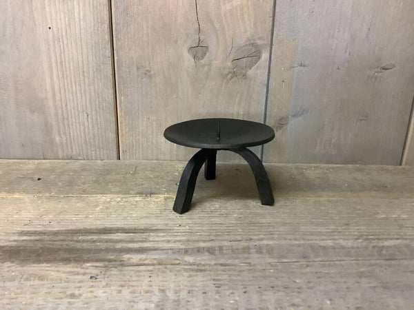 Ijzeren kandelaar op pootjes zwart