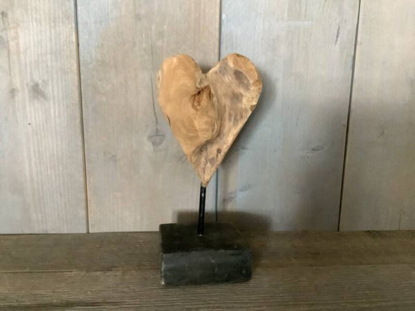 Houten hart op voet 2