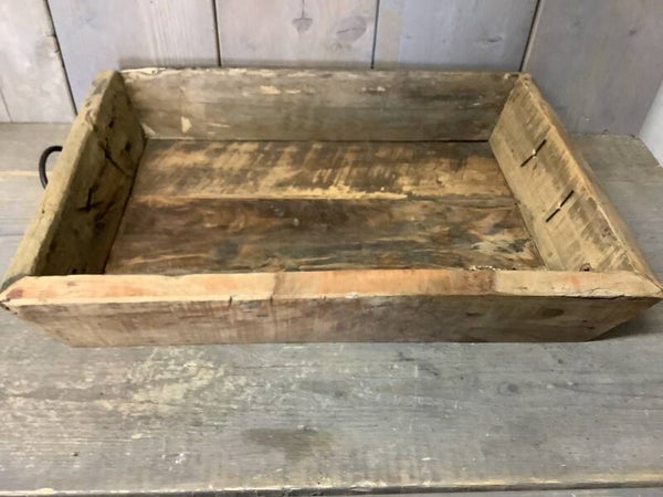 Houten bak met ijzeren handvaten